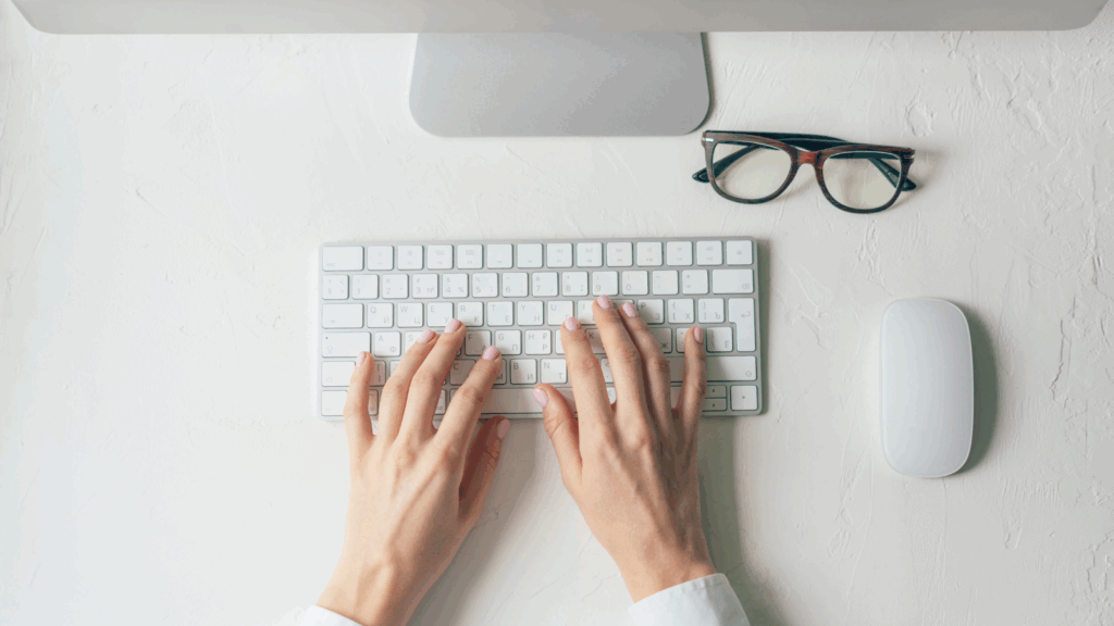 Zdjęcie ukazuje dłonie pracujące przy laptopie – metafora automatyzacji i efektywnego tworzenia treści. W erze sztucznej inteligencji blog staje się narzędziem monetyzacji: od contentu SEO po afiliacje i produkty cyfrowe. Zarabianie na blogu z pomocą AI to przyszłość, która już nadeszła.