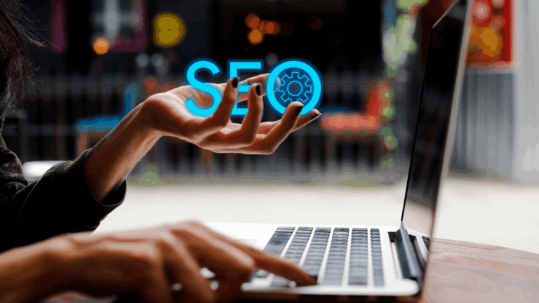 Specjalista SEO pracuje przy laptopie, trzymając hologram z napisem SEO – wizualizacja synergii narzędzi Ahrefs i AI w tworzeniu zoptymalizowanych treści.