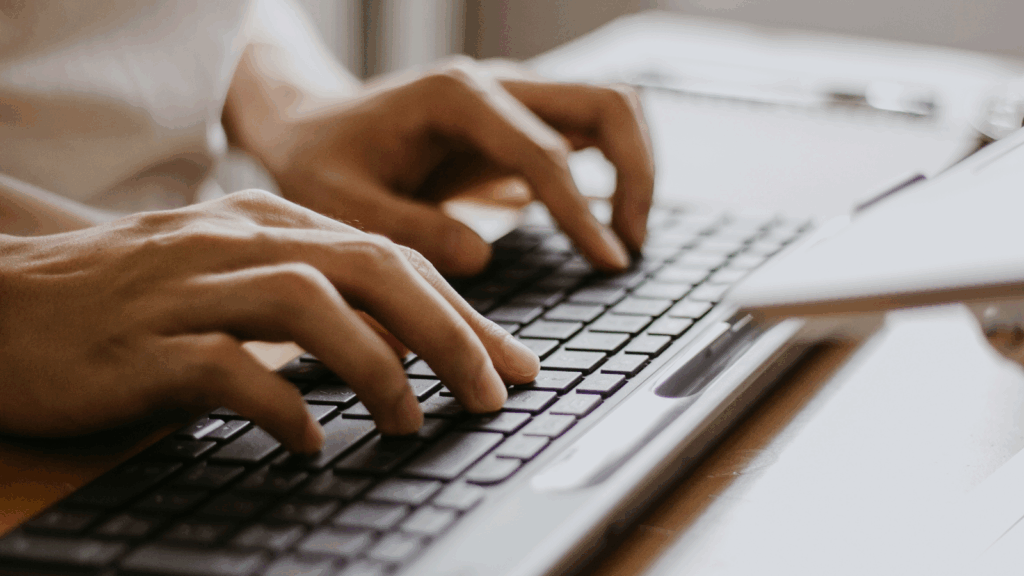 Osoba edytująca grafikę w Zust AI studio do edycji grafiki na laptopie